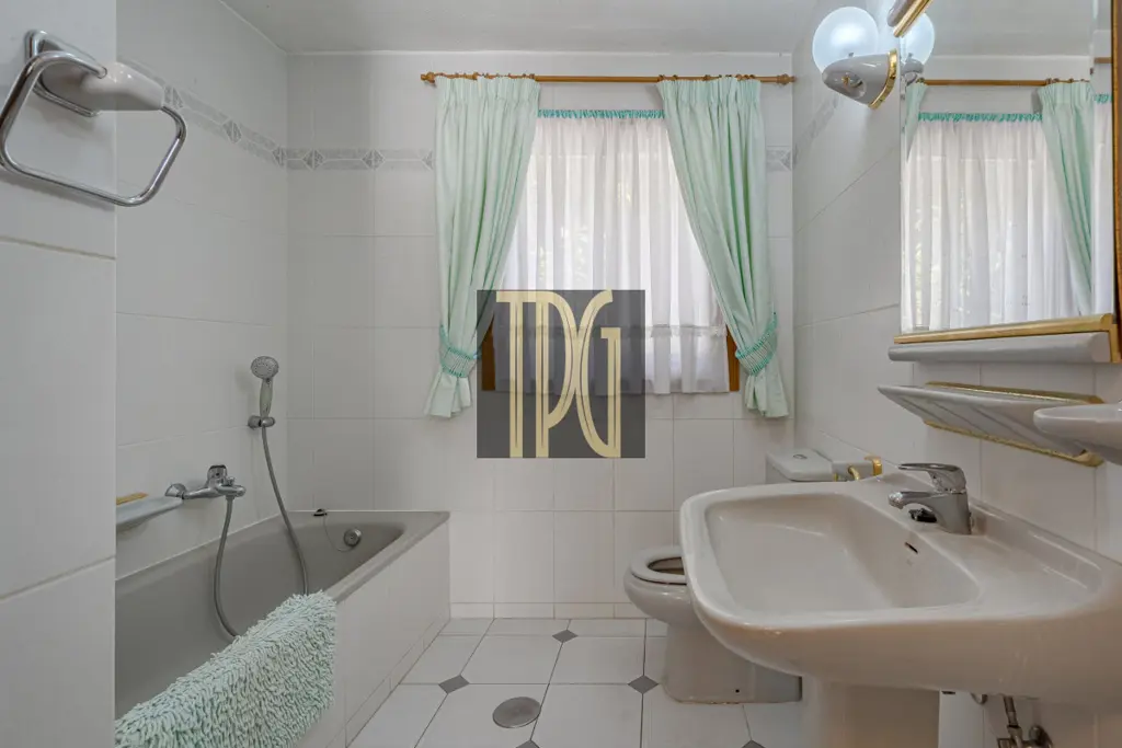 Image of 4 bed house for sale in Chayofa