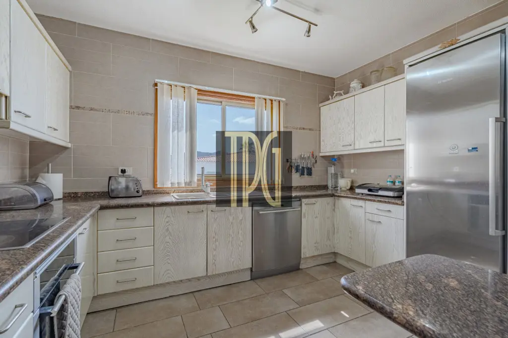 Image of 4 bed house for sale in Chayofa