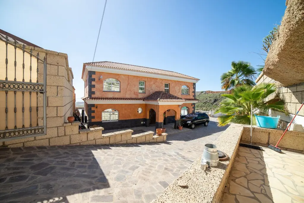 Image of 8 bed villa for sale in El Salto