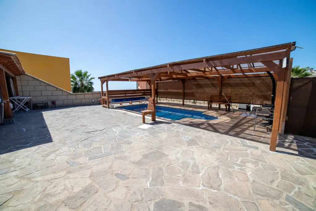 Image of 8 bed villa for sale in El Salto