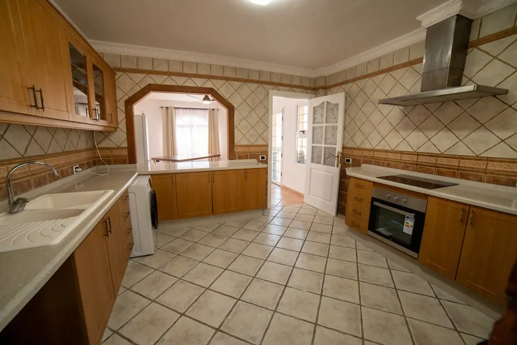 Image of 8 bed villa for sale in El Salto