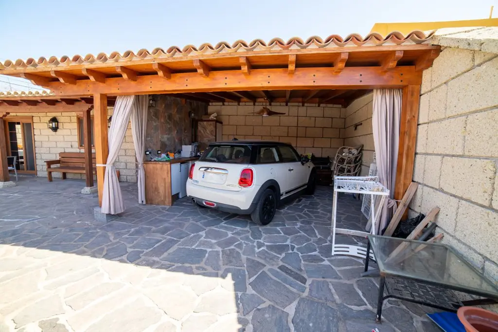 Image of 8 bed villa for sale in El Salto