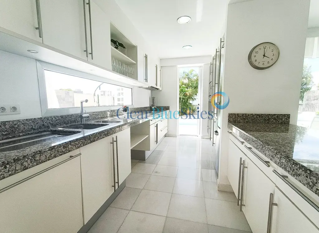 Image of 5 bed villa for sale in El Duque, Habitats del Duque