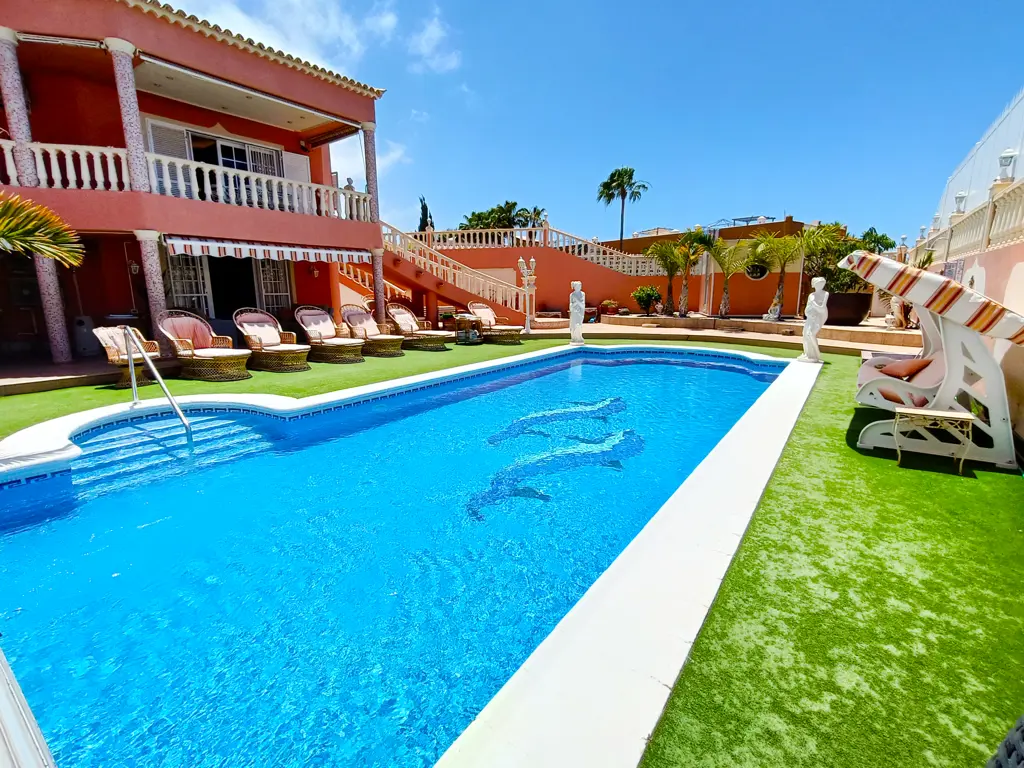 Image of 4 bed villa for sale in Callao Salvaje