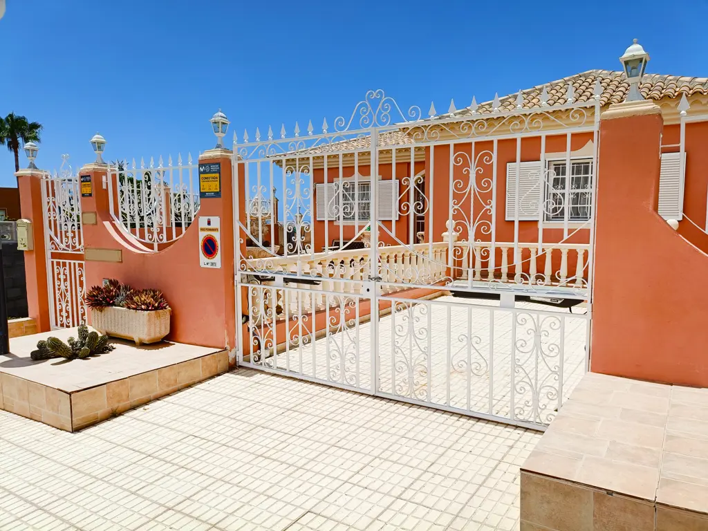 Image of 4 bed villa for sale in Callao Salvaje